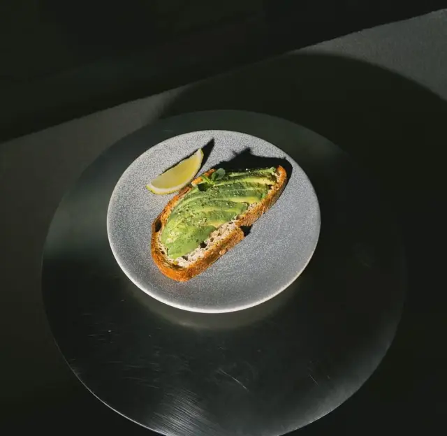 Tostada coronada con aguacate