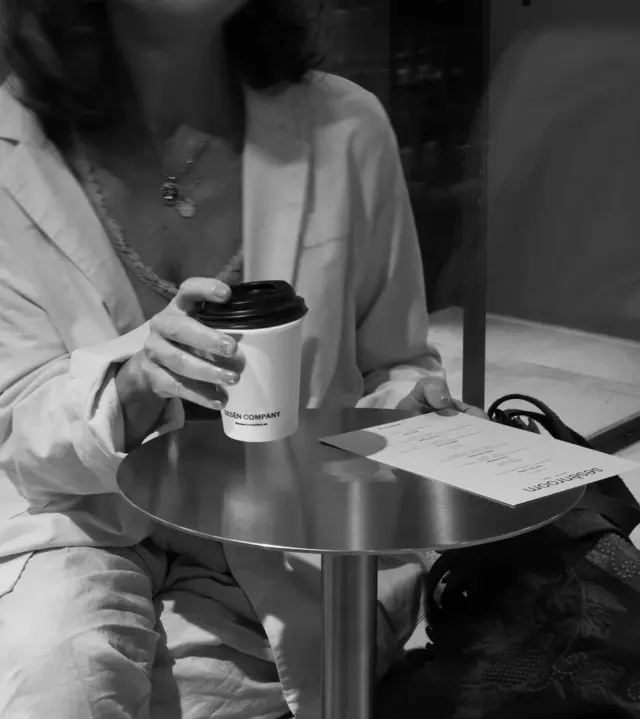 Cliente recibiendo un café en la cafetería sesēnroom.