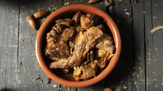 Conejo al ajillo con vino