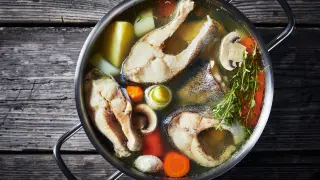 Olla con sopa de pescado